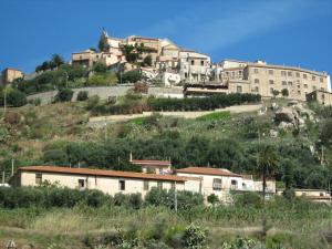 una ciudad en la cima de una colina con casas en Hotel Ristorante Antica Marina, en Nicotera Marina