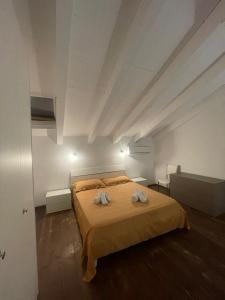 a bedroom with a bed with two towels on it at Il Nido in Lampedusa