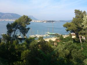 Blick auf einen Hafen mit Booten im Wasser in der Unterkunft Appartement Le Rescator à Tamaris vue mer exceptionnelle climatisé résidence avec piscine et parking in La Seyne-sur-Mer + 9 Fotos