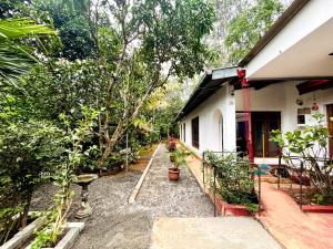 una casa con muchas plantas delante de ella en Misty heaven diyathalawa, en Ellealutwela