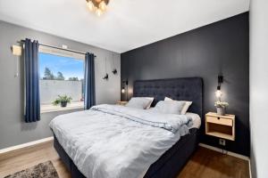 シェーエンにあるKazan Hotel Norgeの大きなベッドと窓のある寝室