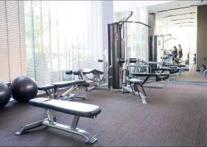 Fitness centrum a/nebo fitness zařízení v ubytování 豪华公寓Unixx景观房22