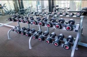 Fitness centrum a/nebo fitness zařízení v ubytování 豪华公寓Unixx景观房22