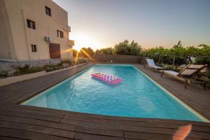 Bazén v ubytovaní Sitia Poolside Gem - Crete's Fuego Sagrado alebo v jeho blízkosti