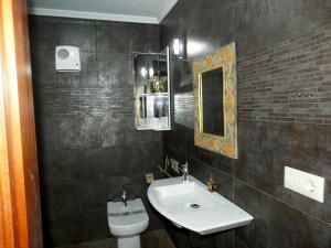un baño con lavabo e inodoro en Casa Daniel, en Riberas del Sor 33 fotos más
