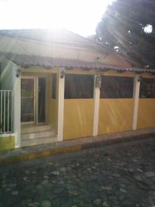 une maison avec une porte d'entrée et une terrasse couverte dans l'établissement Hotel Brisas de Copan, à Copan Ruinas