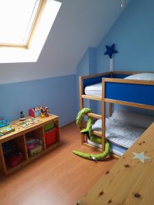 Un dormitorio con una litera con una serpiente de juguete. en L'Opaline, Ravissante maison familiale, Wimereux, en Wimereux