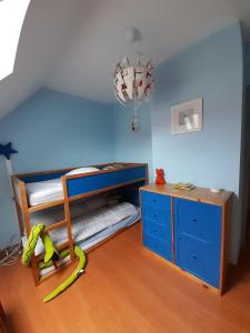 Una habitación infantil con una litera y un escritorio. en L'Opaline, Ravissante maison familiale, Wimereux, en Wimereux