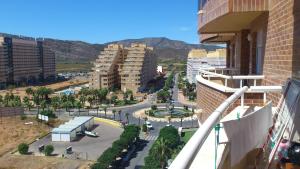 Una vista de una ciudad con edificios y una calle. en Marinador 1, en Oropesa del Mar