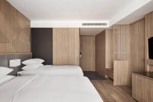 Postel nebo postele na pokoji v ubytování Courtyard by Marriott Phnom Penh