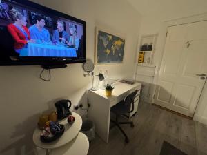 TV a/nebo společenská místnost v ubytování Elm Grove, Family Room