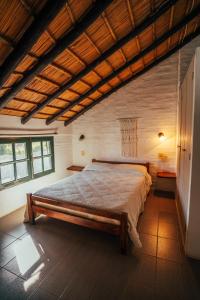 un dormitorio con una cama grande en una habitación en Los Horneros Bungalows, en La Paloma