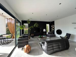 アレスにあるVilla LOUNA 3 chambresの革張りのソファとテーブルのあるリビングルーム