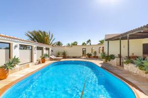 a swimming pool in the backyard of a house at Casa Barranco Grande - Entspannung pur mit privatem Pool, wind- und sichtgeschützt in Parque Holandes