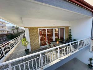 Balkón nebo terasa v ubytování Seaside Family Home with Wraparound Balcony - Blue Zone Homes