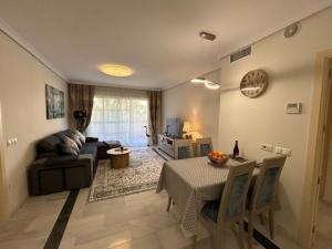 Posezení v ubytování Elviria beach front apartment
