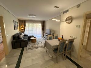 Posezení v ubytování Elviria beach front apartment