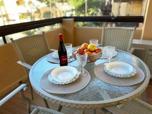 Nápoje v ubytování Elviria beach front apartment