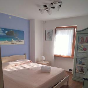 a bedroom with a bed and a window at Casa Vacanze Tel 121 in Pieve Tesino