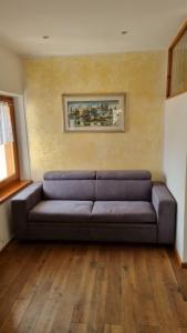a living room with a couch in a room at Casa Vacanze Tel 121 in Pieve Tesino