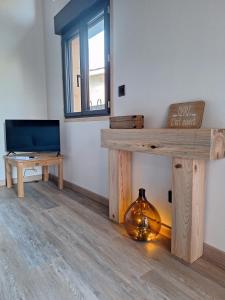 a room with a table and a vase on the floor at Lodge les ombelles in Coutras +8 photos