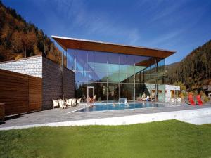 um grande edifício de vidro com piscina em Hotel Klosterhof em St. Blasien