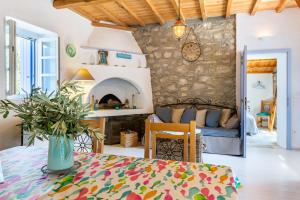 Posezení v ubytování Maison traditionnelle grecque avec accès direct à la plage de Glysteri à pied + 37 fotografií