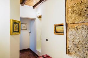 un corridoio con dipinti sulle pareti di un edificio di I Carrettieri - a few steps from the Cathedral a Palermo
