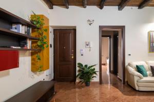 un soggiorno con un divano e una pianta di I Carrettieri - a few steps from the Cathedral a Palermo Altre 15 foto