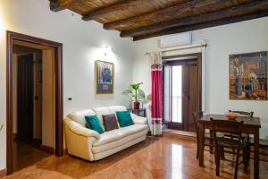 un soggiorno con un divano bianco e un tavolo di I Carrettieri - a few steps from the Cathedral a Palermo