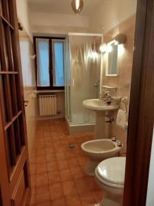 a bathroom with a toilet and a sink and a shower at Casa Gelsomino tra Natura&Comfort in Vistrorio