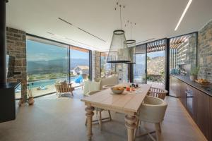 Kolam renang di atau dekat dengan MiraView - Villas & Residences