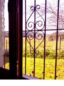 an open window with a view of a field of grass at Apartamento con jardín a 5 minutos de la playa in Colunga +16 photos