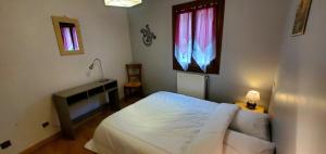 Una cama o camas en una habitación de Le logis de l'Ajolaise