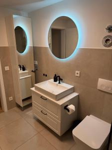 a bathroom with a sink and a mirror at Altstadt Perle - Modernes Flair in Erfurt in Erfurt +7 photos