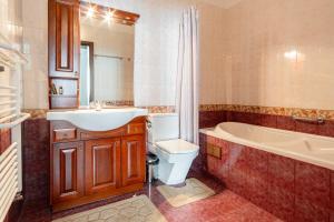 Koupelna v ubytování Къща за гости Карлък + 70 fotografií