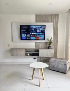 TV a/nebo společenská místnost v ubytování Apartamento de descanso Peñalisa Ricaurte