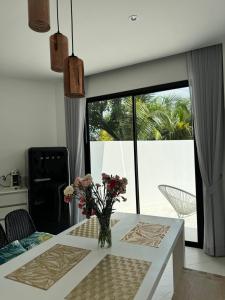 TV a/nebo společenská místnost v ubytování Stylish Pool Villa Room