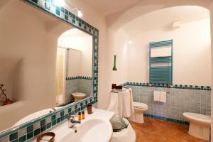 A bathroom at La Casa Degli Archi