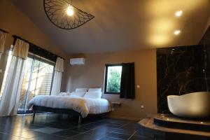 Ένα ή περισσότερα κρεβάτια σε δωμάτιο στο Chambre de charme indépendante Alba avec baignoire îlot - Domaine Astra, Grans +4 φωτογραφίες