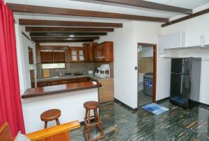 Η κουζίνα ή μικρή κουζίνα στο Villa Sanhinda +4 φωτογραφίες