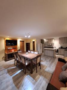 a dining room and kitchen with a table and chairs at Cabaña Río Gallegos in Río Gallegos