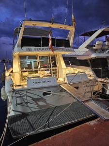 een boot is aangemeerd op een dok in het water bij Moonlight Lady, our secret on the Med! in Torrevieja