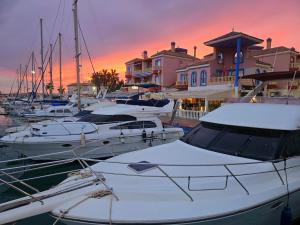 een groep boten aangemeerd in een jachthaven bij zonsondergang bij Moonlight Lady, our secret on the Med! in Torrevieja