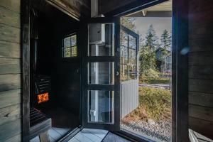 an open door of a house with a view of a yard at Milis Chalet in Ylläsjärvi