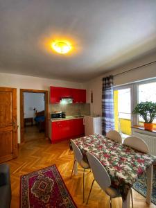 une cuisine et une salle à manger avec une table et des chaises dans l'établissement Vila Liana, à Braşov