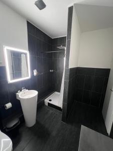Koupelna v ubytování La Suite Hotel & Apartment, Hanau City Centre - Contactless Check-in