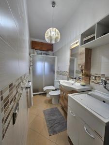 Koupelna v ubytování Stella-Guesthouse + 37 fotografií