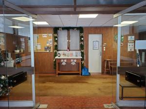 une grande chambre avec un autel et une table. dans l'établissement Studio en montagne, à Besse-et-Saint-Anastaise