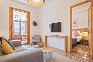 Televízia a/alebo spoločenská miestnosť v ubytovaní Central Apartments Barcelona